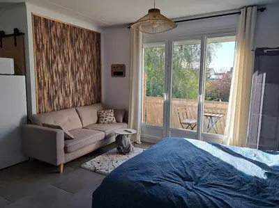 Un ou plusieurs lits dans un hébergement de l'établissement Studio dans maison avec jardin et balcon, au calme