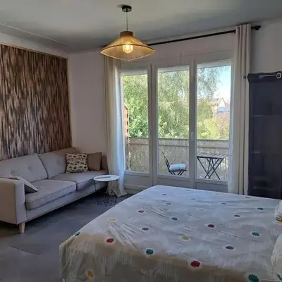 Studio dans maison avec jardin et balcon
