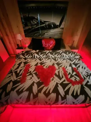 Un ou plusieurs lits dans un hébergement de l'établissement Cottage romantique, son jacuzzi privatif, piscine