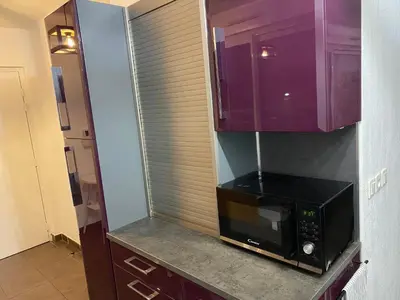 Cuisine ou kitchenette dans l'établissement T2 Little Bohême proche hôpitaux terrasse plein ciel