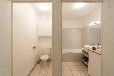 Salle de bains dans l'établissement All in Lyon | Cocon Part-Dieu avec balcon