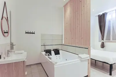 Salle de bains dans l'établissement LES BULLES DE MONA - Lola - Spa - Clim