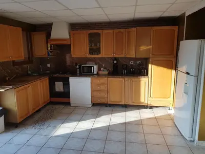 Cuisine ou kitchenette dans l'établissement Grand Appartement avec cheminée dans maison, parking gratuit