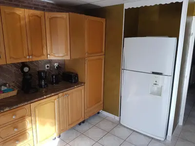 Cuisine ou kitchenette dans l'établissement Grand Appartement avec cheminée dans maison, parking gratuit