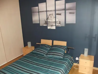 Un ou plusieurs lits dans un hébergement de l'établissement Grand Appartement avec cheminée dans maison, parking gratuit