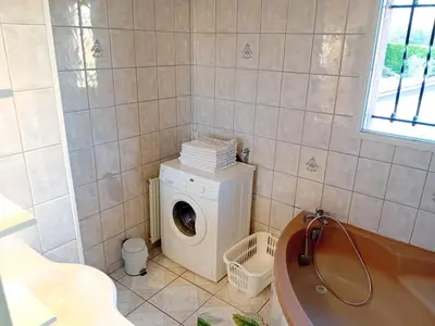 Salle de bains dans l'établissement Grand Appartement avec cheminée dans maison, parking gratuit