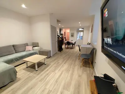 Télévision ou salle de divertissement dans l'établissement Gîte des Pleiades