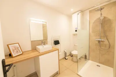 Salle de bains dans l'établissement KASA INDUS - Climatisation - Cosy et équipé