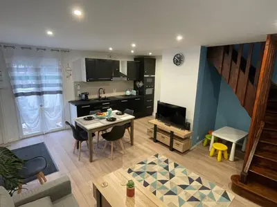 Télévision ou salle de divertissement dans l'établissement Petit château