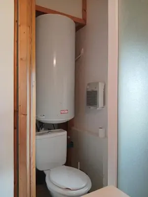 Salle de bains dans l'établissement CAMPING DE LA CHALARONNE