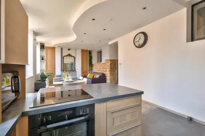 Cuisine ou kitchenette dans l'établissement Appartement Le Cosy - Calme & Chaleureux - Bien situé