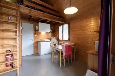 Cuisine ou kitchenette dans l'établissement Camping Le Lac des Sapins