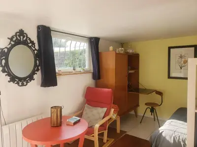 Un ou plusieurs lits dans un hébergement de l'établissement Studio Buena Vista avec terrasse sur jardin