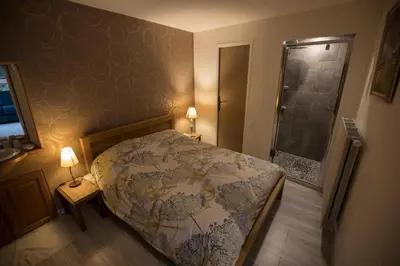 Un ou plusieurs lits dans un hébergement de l'établissement Agréable logement indépendant avec véranda