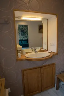 Salle de bains dans l'établissement Agréable logement indépendant avec véranda
