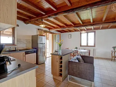 Cuisine ou kitchenette dans l'établissement Gîte charmant avec cheminée, proche nature - FR-1-496-279