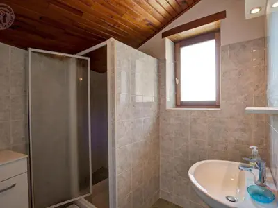 Salle de bains dans l'établissement Gîte charmant avec cheminée, proche nature - FR-1-496-279