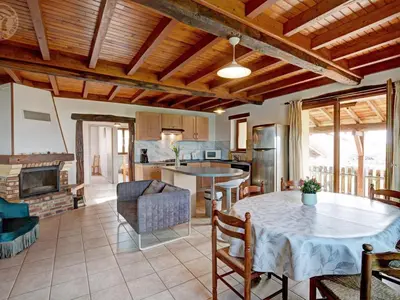 Cuisine ou kitchenette dans l'établissement Gîte charmant avec cheminée, proche nature - FR-1-496-279