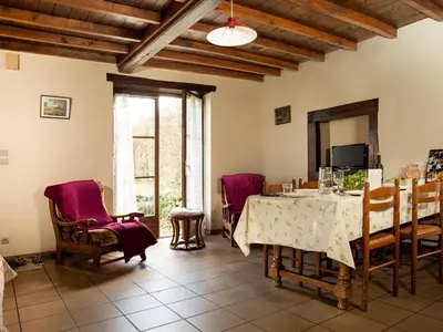 Coin salon dans l'établissement Gîte 65 m² avec cheminée, terrasse et jeux pour enfants - FR-1-496-283