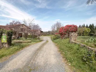 Jardin de l'établissement Gîte 65 m² avec cheminée, terrasse et jeux pour enfants - FR-1-496-283