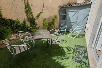 Jardin de l'établissement Classé 4 étoiles - Cybèle - Centre ville 2 Chambres, cour privative et Garage