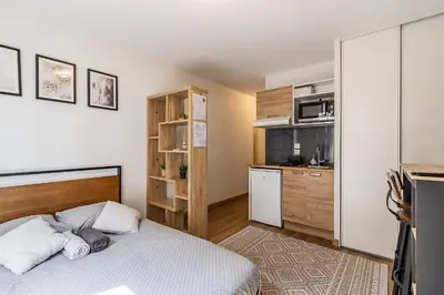 Cuisine ou kitchenette dans l'établissement Studio Charpennes - Parking privé gratuit
